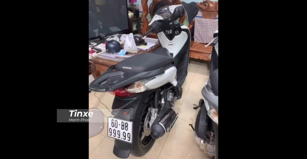 Cuối cùng, trùm biển ngũ quý 9 đã thuộc về một chiếc xe tay ga đắt tiền đó chính là Honda Sh150i đời 2012 nhập từ Ý. Chiếc Honda SH nhập Ý đời 2012 biển ngũ quý 9 này từng được chủ nhân hét giá ngang xe ô tô Honda CR-V đời mới. Cụ thể, vào đầu năm 2019, chiếc xe tay ga Honda SH nhập Ý đời 2012 mang biển kiểm soát 60B8-999.99 đã được chủ xe rao bán với mức giá 1,2 tỷ đồng.