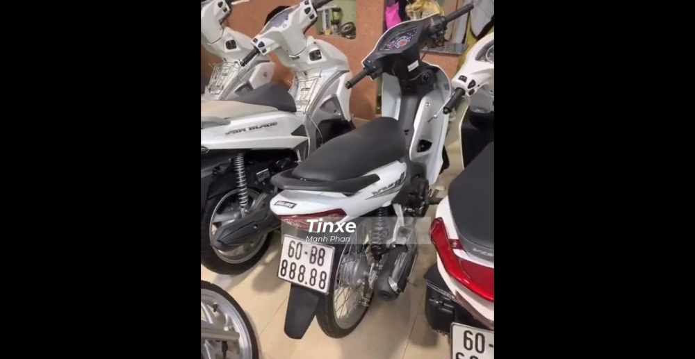 Chiếc biển số ngũ quý 8 đã thuộc về một mẫu xe Honda Wave, tất nhiên giá trị của chiếc Honda Wave này sẽ tăng nhiều lần khi mang biển ngũ quý 8. Đó là chưa kể con số ngay sau chữ B của chiếc xe Honda Wave này lại là 8. Như vậy, chiếc xe Honda Wave này có đến 6 con số 8 tượng trưng cho lộc phát thịnh vượng.
