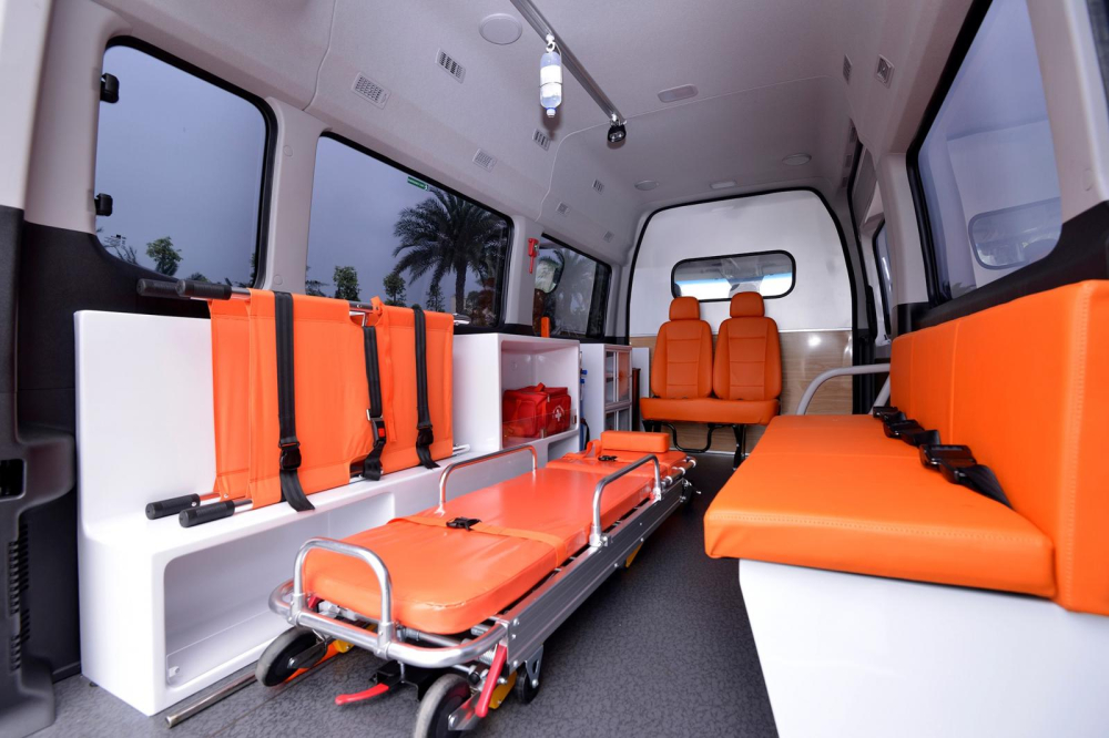 Xe được trang bị đầy đủ c&aacute;c thiết bị y tế chuy&ecirc;n dụng