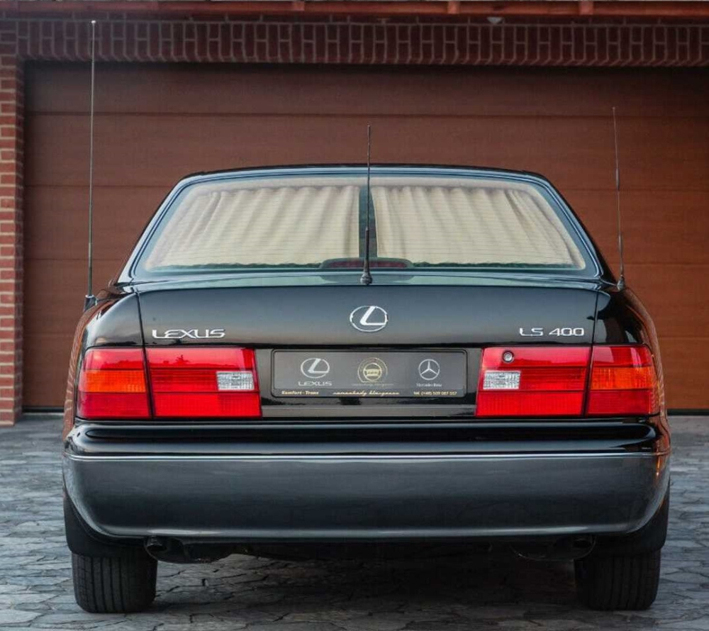 Rèm cửa che kín kính sau của chiếc Lexus LS400 Rèm cửa che kín kính sau của chiếc Lexus LS400