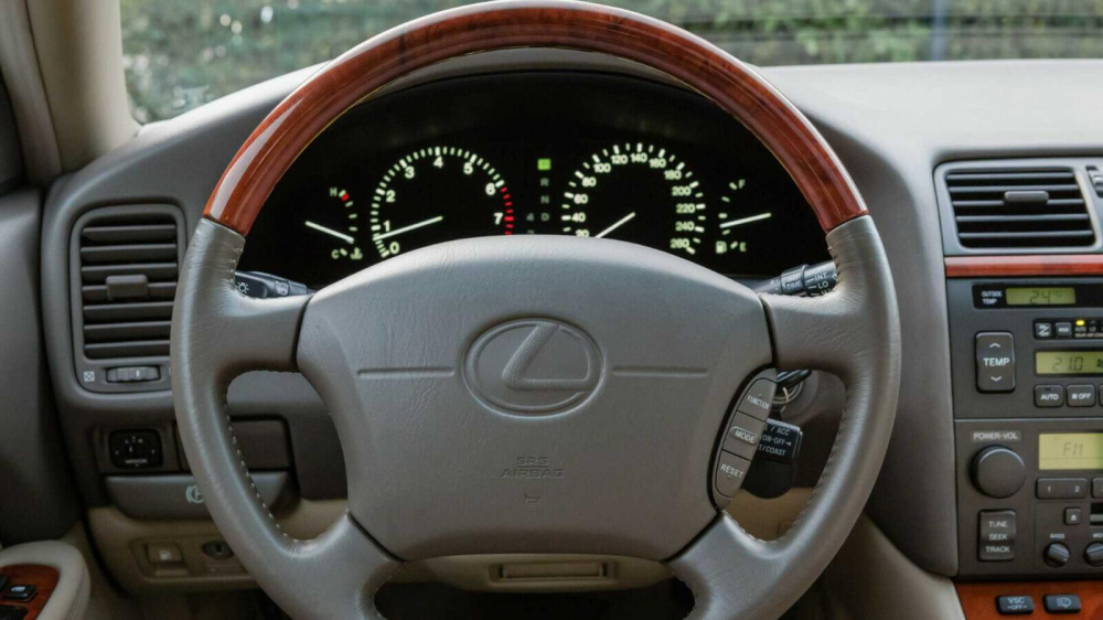 Chiếc Lexus LS400 mới chạy được khoảng 15.000 km Chiếc Lexus LS400 mới chạy được khoảng 15.000 km