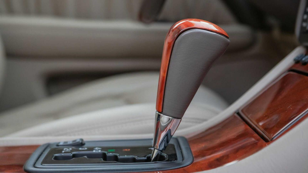Chiếc Lexus LS400 này dùng hộp số tự động Chiếc Lexus LS400 này dùng hộp số tự động