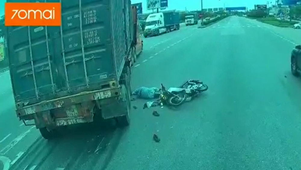 Vụ tai nạn khiến người đi xe m&aacute;y bị thương