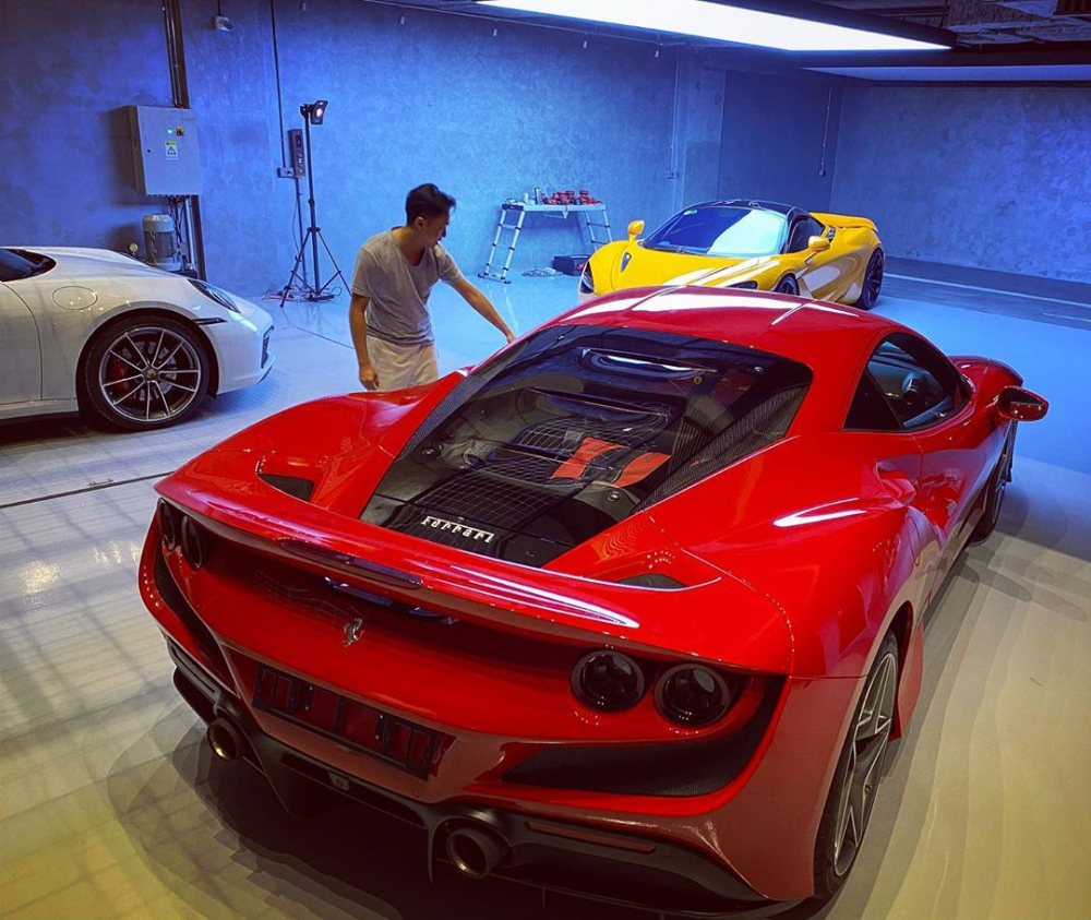 Cường Cường Đô-la cùng dàn siêu xe và xe thể thao có mặt trong garage của mình