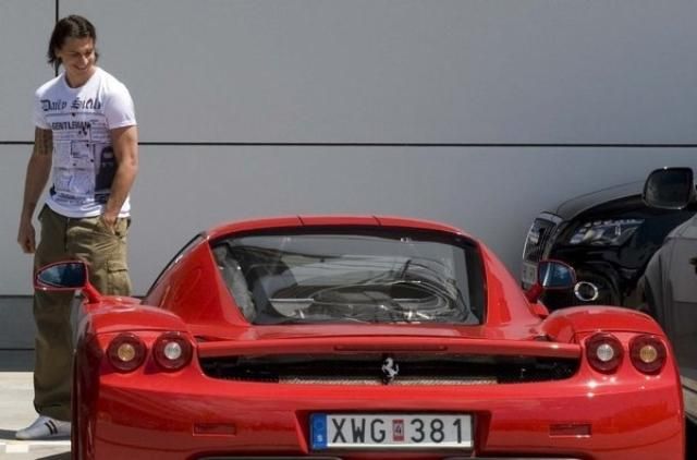 Zlatan Ibrahimovic thời c&ograve;n trai trẻ đ&atilde; rất chịu chơi khi sắm si&ecirc;u xe Ferrari Enzo
