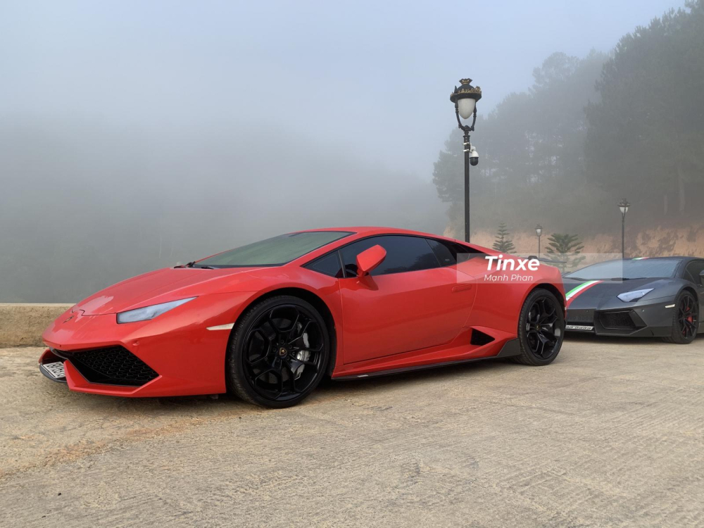 Siêu xe Lamborghini Huracan LP610-4 và đỗ ngay phía sau là chiếc Lamborghini Aventador LP700-4 độ Novitec mang biển tứ quý 9 của nước bạn Lào. Siêu xe Lamborghini Huracan LP610-4 và đỗ ngay phía sau là chiếc Lamborghini Aventador LP700-4 độ Novitec mang biển tứ quý 9 của nước bạn Lào.