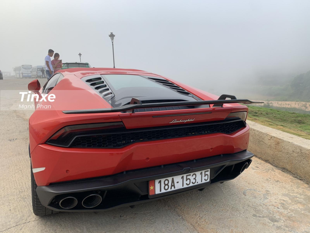 Không chỉ có màu sơn đỏ nổi bật, phần viền biển số của chiếc siêu xe Lamborghini Huracan LP610-4 này còn có Quốc kỳ của nước Việt Nam. Không chỉ có màu sơn đỏ nổi bật, phần viền biển số của chiếc siêu xe Lamborghini Huracan LP610-4 này còn có Quốc kỳ của nước Việt Nam.