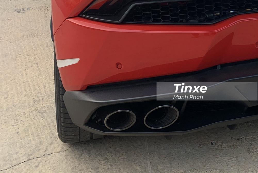 Chưa hết, chiếc siêu xe Lamborghini Huracan LP610-4 đã được thợ Việt thay áo sang màu đỏ còn được độ lại ống xả Titanium của hãng IPE nhằm mang đến những âm thanh ấn tượng hơn trước cho siêu bò này. Chưa hết, chiếc siêu xe Lamborghini Huracan LP610-4 đã được thợ Việt thay áo sang màu đỏ còn được độ lại ống xả Titanium của hãng IPE nhằm mang đến những âm thanh ấn tượng hơn trước cho siêu bò này.