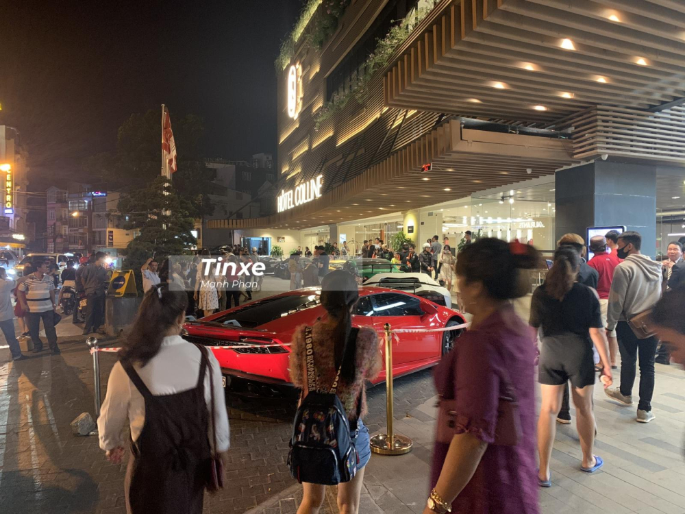 Chiếc siêu xe Lamborghini Huracan LP610-4 nguyên bản có màu xanh cốm đã được thợ Việt thay đổi màu sơn ngoại thất sang đỏ nổi bật. Số lượng siêu xe thay áo tại Việt Nam bằng cách sơn trực tiếp như thế này chỉ đếm trên đầu ngón tay. Chiếc siêu xe Lamborghini Huracan LP610-4 nguyên bản có màu xanh cốm đã được thợ Việt thay đổi màu sơn ngoại thất sang đỏ nổi bật. Số lượng siêu xe thay áo tại Việt Nam bằng cách sơn trực tiếp như thế này chỉ đếm trên đầu ngón tay.