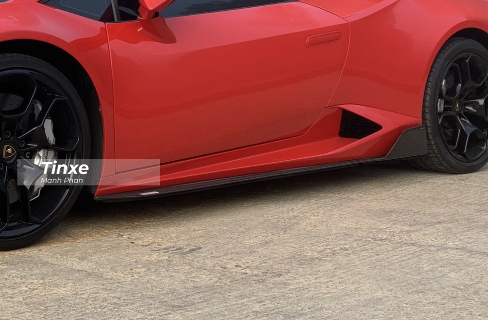Đối lập màu sơn đỏ, chiếc siêu xe Lamborghini Huracan LP610-4 này còn có nhiều chi tiết được sơn đen hoặc bộ body kit bằng carbon mang đến điểm nhấn ngoại hình cho siêu bò này Đối lập màu sơn đỏ, chiếc siêu xe Lamborghini Huracan LP610-4 này còn có nhiều chi tiết được sơn đen hoặc bộ body kit bằng carbon mang đến điểm nhấn ngoại hình cho siêu bò này