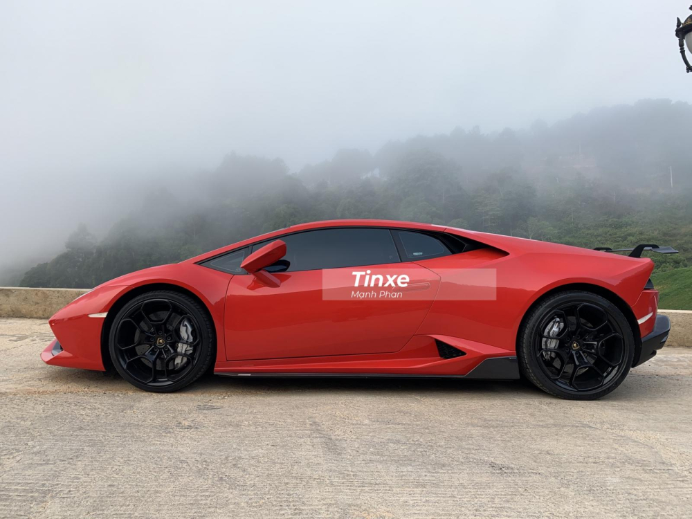 Vẻ đẹp của siêu xe Lamborghini Huracan LP610-4 tại thành phố thơ mộng trên cao nguyên Đà Lạt, tỉnh Lâm Đồng. Một bên là siêu xe, phía còn lại là rừng thông bị sương mù che phủ hơn 2/3 ngọn đồi. Vẻ đẹp của siêu xe Lamborghini Huracan LP610-4 tại thành phố thơ mộng trên cao nguyên Đà Lạt, tỉnh Lâm Đồng. Một bên là siêu xe, phía còn lại là rừng thông bị sương mù che phủ hơn 2/3 ngọn đồi.