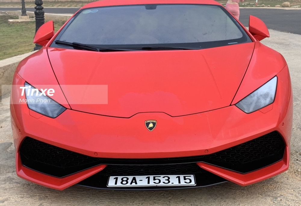 Siêu xe Lamborghini Huracan LP610-4 thay áo từ xanh cốm sang màu đỏ vẫn sở hữu động cơ V10, dung tích 5.2 lít, sản sinh công suất tối đa 610 mã lực tại vòng tua máy 8.250 vòng/phút và mô-men xoắn cực đại 560 Nm tại vòng tua máy 6.500 vòng/phút. Siêu xe Lamborghini Huracan LP610-4 thay áo từ xanh cốm sang màu đỏ vẫn sở hữu động cơ V10, dung tích 5.2 lít, sản sinh công suất tối đa 610 mã lực tại vòng tua máy 8.250 vòng/phút và mô-men xoắn cực đại 560 Nm tại vòng tua máy 6.500 vòng/phút.