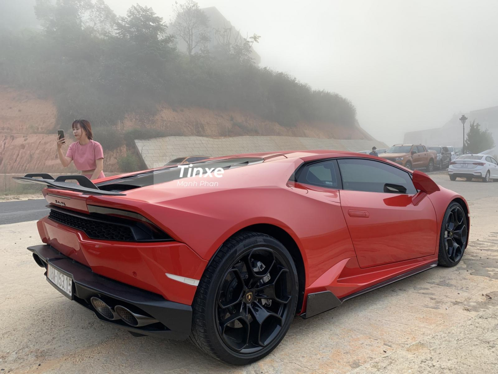 Tất nhiên là sự có mặt của đoàn Car Passion cùng chiếc siêu xe Lamborghini Huracan LP610-4 được lột xác mạnh mẽ nhất dải đất hình chữ S này đã thu hút nhiều du khách đang dạo chơi ở Đà Lạt chụp ảnh cùng. Tất nhiên là sự có mặt của đoàn Car Passion cùng chiếc siêu xe Lamborghini Huracan LP610-4 được lột xác mạnh mẽ nhất dải đất hình chữ S này đã thu hút nhiều du khách đang dạo chơi ở Đà Lạt chụp ảnh cùng.