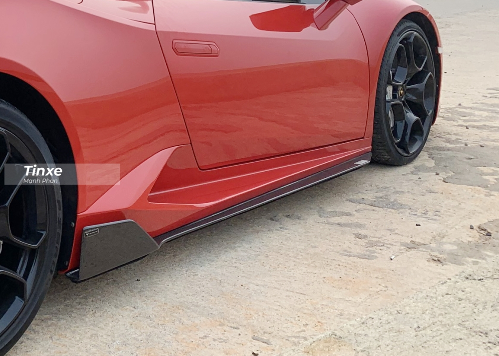 Gói độ Vorsteiner này ban đầu còn mang đến cho siêu xe Lamborghini Huracan LP610-4 cánh lướt gió phía trước bằng carbon rất hầm hố và cá tính. Nhưng chiếc xe hiện tại đã được tháo bỏ chi tiết này. Vòng ra phía bên hông xe, siêu xe Lamborghini Huracan LP610-4 từng ở Nam Định còn có thêm một cánh gió lớn cũng bằng sợi carbon. Gói độ Vorsteiner này ban đầu còn mang đến cho siêu xe Lamborghini Huracan LP610-4 cánh lướt gió phía trước bằng carbon rất hầm hố và cá tính. Nhưng chiếc xe hiện tại đã được tháo bỏ chi tiết này. Vòng ra phía bên hông xe, siêu xe Lamborghini Huracan LP610-4 từng ở Nam Định còn có thêm một cánh gió lớn cũng bằng sợi carbon.