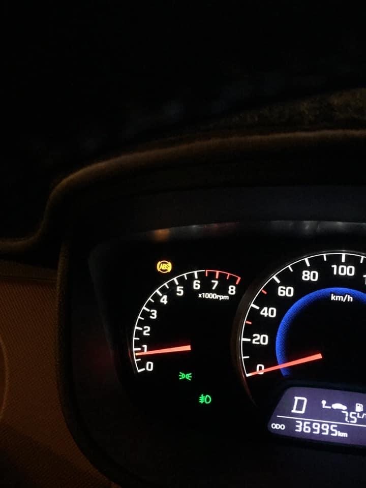 Hyundai Grand i10 báo lỗi hệ thống chống bó cứng phanh ABS. Hyundai Grand i10 báo lỗi hệ thống chống bó cứng phanh ABS.