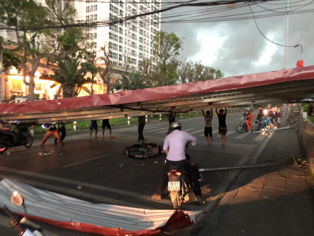 Một người lái xe đã bị mái tôn va trúng người nhưng rất may là chỉ bị thương nhẹ. Một người lái xe đã bị mái tôn va trúng người nhưng rất may là chỉ bị thương nhẹ.