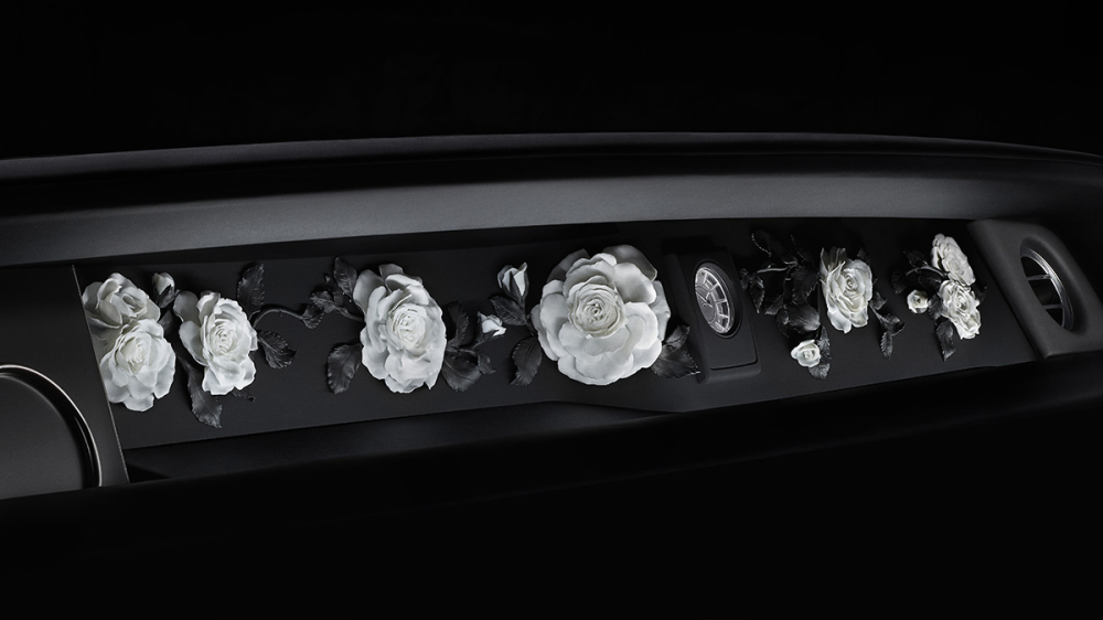 Hoa hồng đã từng được đưa lên The Gallery trên Rolls-Royce Phantom VIII.