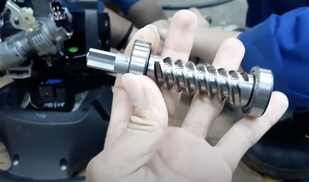 Thay thế trục vít bên trong cột lái Hyundai Grand i10 để khắc phục hiện tượng tiếng kêu lạ trên xe Hyundai Grand i10. Thay thế trục vít bên trong cột lái Hyundai Grand i10 để khắc phục hiện tượng tiếng kêu lạ trên xe Hyundai Grand i10.