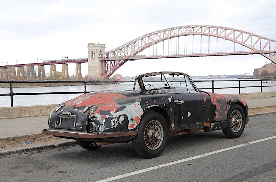 Phía sau của chiếc Aston Martin DB2 Drophead Coupe 1952 được rao bán 135.000 USD