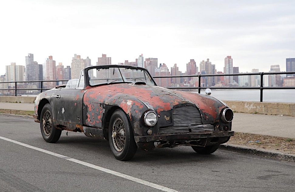 Phía trước của chiếc Aston Martin DB2 Drophead Coupe 1952 được rao bán 135.000 USD