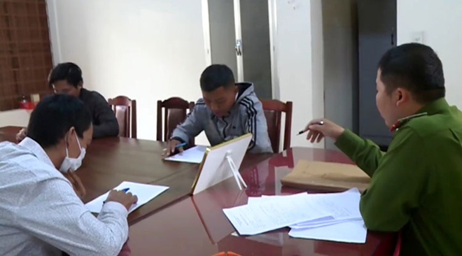 3 đối tượng phượt thủ cầm đá ném xe khách bị triệu tập