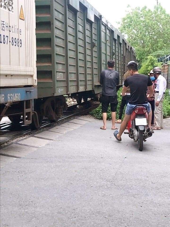 Hiện trường vụ tai nạn t&agrave;u hỏa gần chợ Thao Ch&iacute;nh của thị trấn Ph&uacute; Xuy&ecirc;n