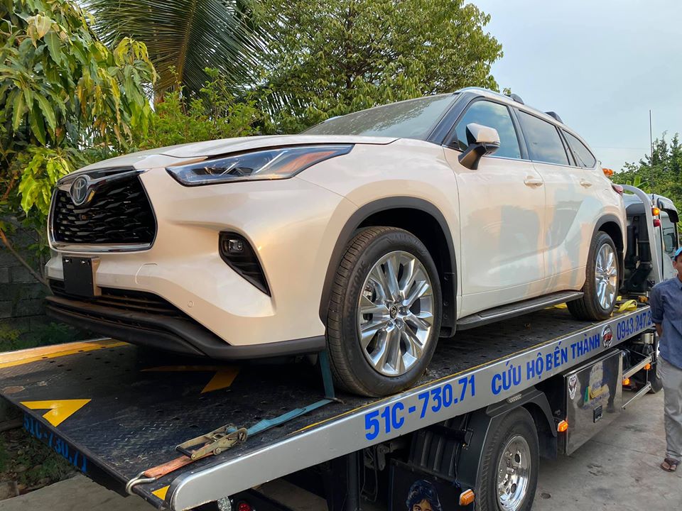 Chiếc Toyota Highlander 2020 đầu ti&ecirc;n về Việt Nam