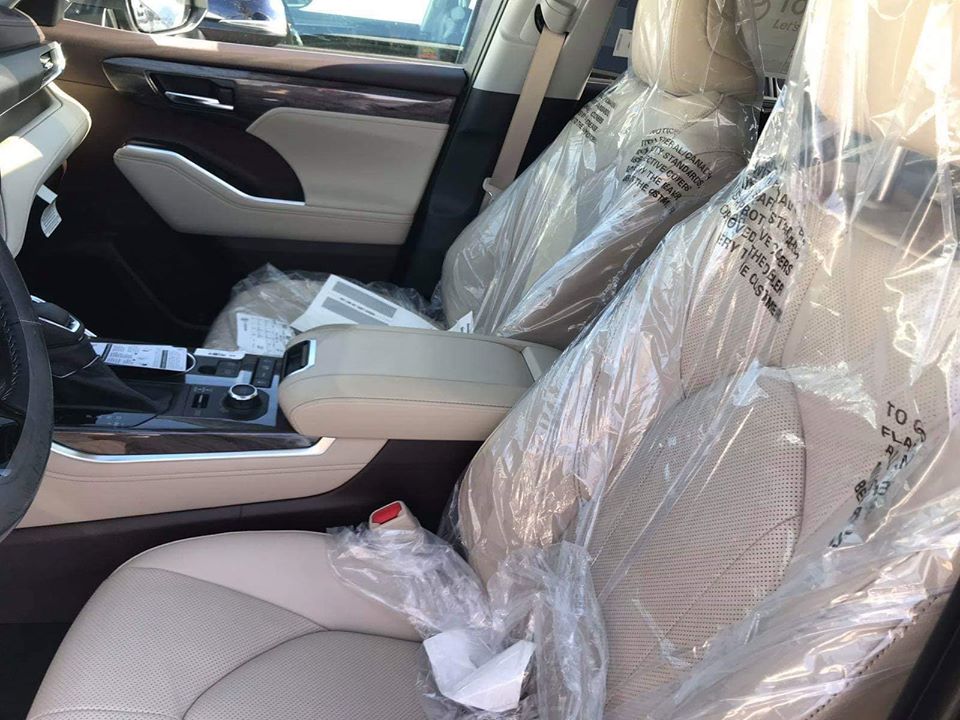 Chiếc Toyota Highlander 2020 đầu ti&ecirc;n về Việt Nam thuộc phi&ecirc;n bản 7 chỗ