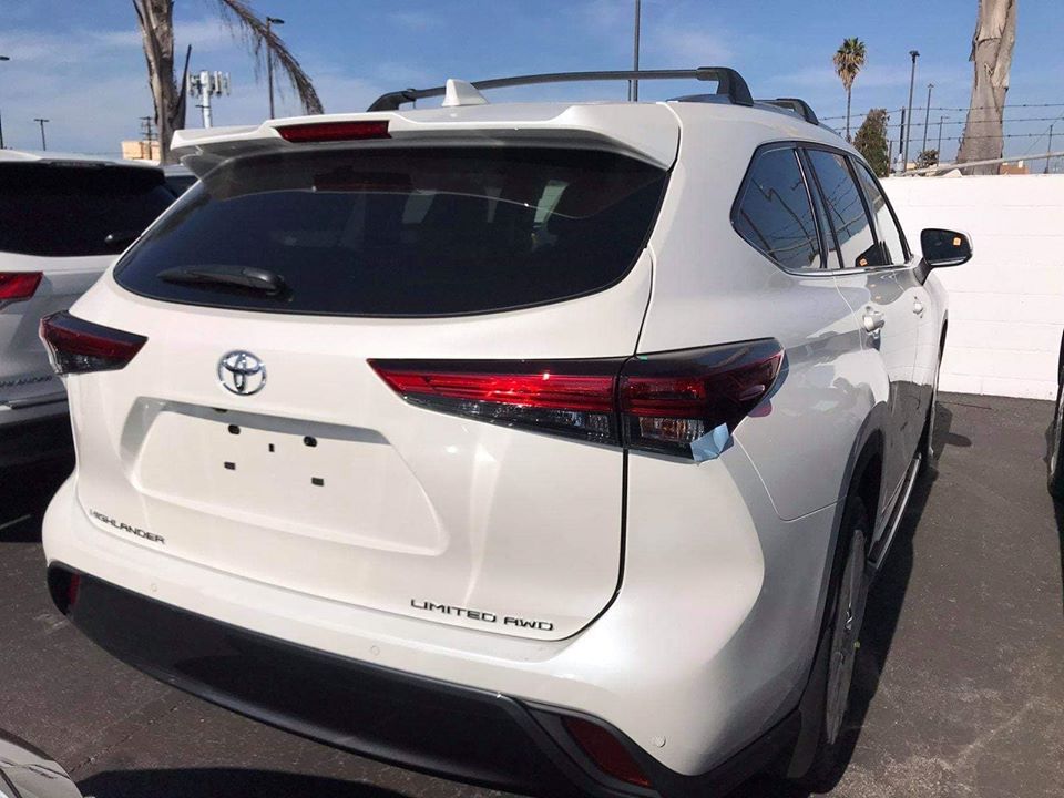 Toyota Highlander 2020 nh&igrave;n từ đằng sau