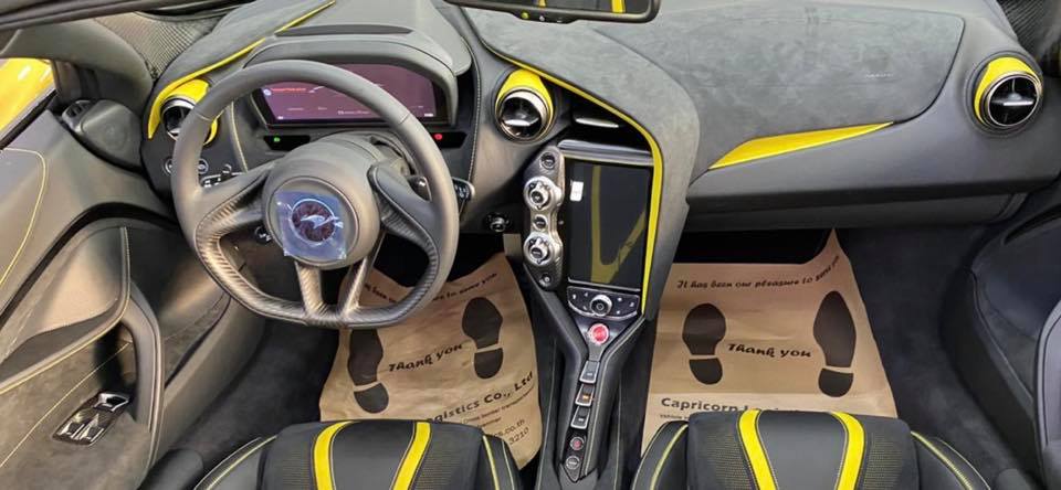 Nội thất của chiếc si&ecirc;u xe mui trần McLaren 720S Spider tại L&agrave;o