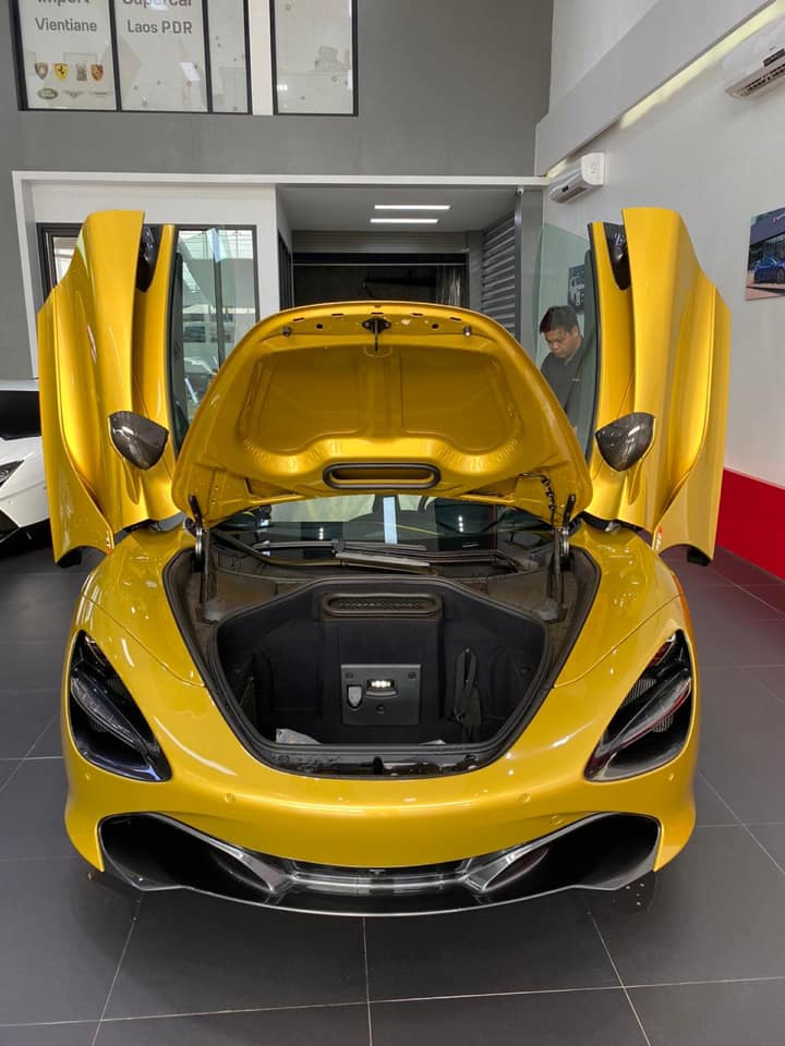 Si&ecirc;u xe McLaren 720S Spider trong một showroom xe rất nổi tiếng tại L&agrave;o