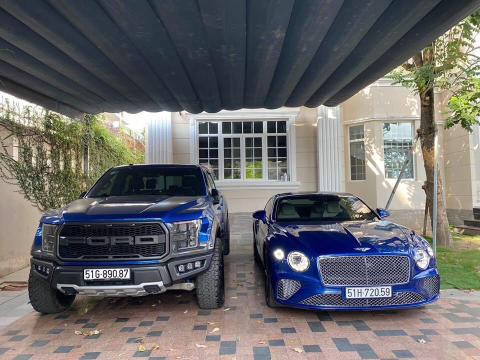 Bentley Continental GT First Edition 2018 duy nhất ở Việt Nam xuất hiện trong một garage xe ở S&agrave;i th&agrave;nh. B&ecirc;n cạnh l&agrave; Ford F-150 Raptor
