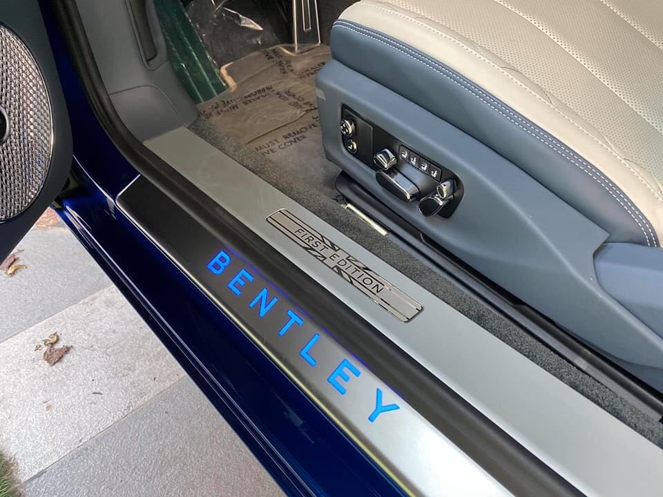 Bậc cửa c&oacute; Bentley ph&aacute;t s&aacute;ng v&agrave; l&aacute; cờ Li&ecirc;n hiệp Anh c&ugrave;ng logo First Edition