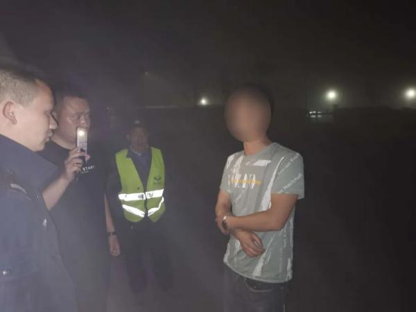 Lực lượng cảnh s&aacute;t n&oacute;i chuyện với anh Khương tại trạm thu ph&iacute;