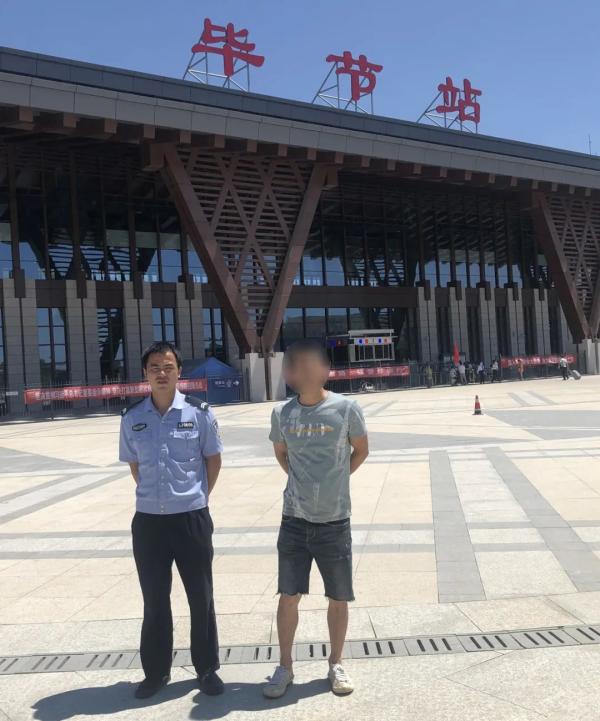 Cảnh s&aacute;t mua v&eacute; t&agrave;u về nh&agrave; cho anh Khương