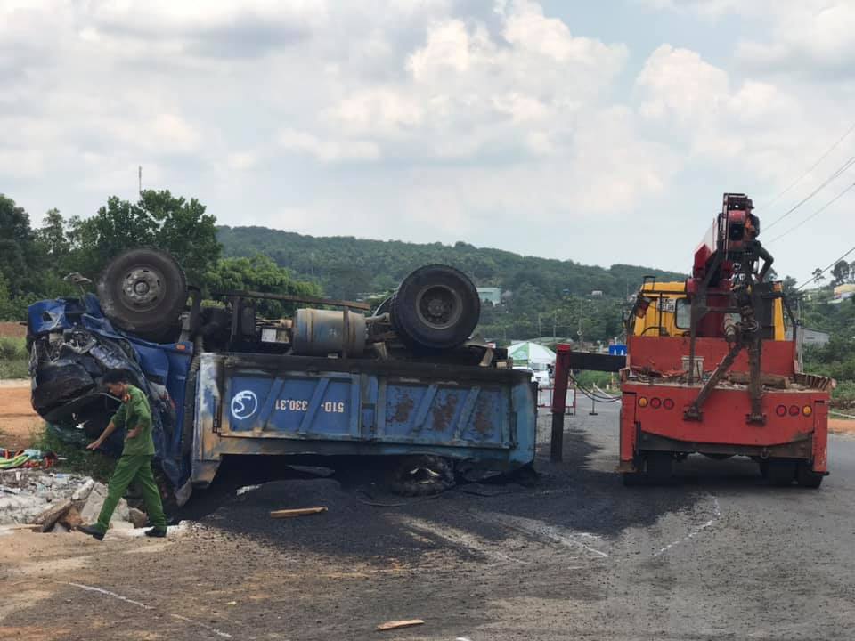 Chiếc &ocirc; t&ocirc; tải chở nhựa đường lật ngửa sau vụ tai nạn li&ecirc;n ho&agrave;n