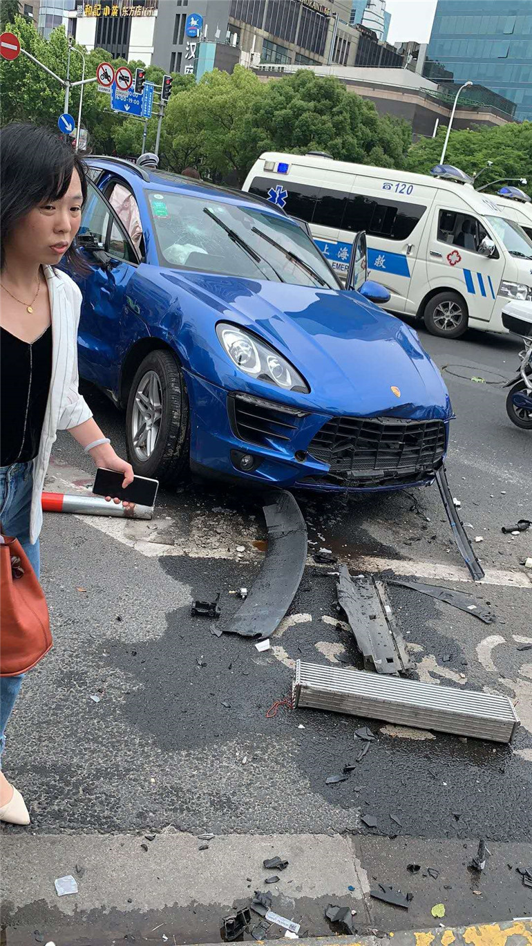 Chiếc Porsche Macan tại hiện trường vụ tai nạn