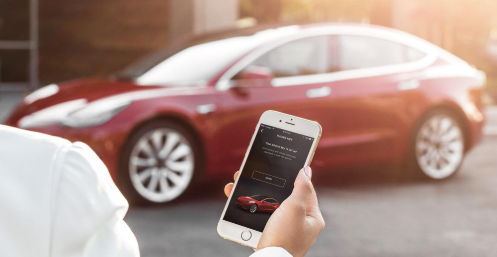 Ứng dụng Tesla trên điện thoại thông minh có thể dùng để thay thế chìa khóa dạng thẻ Key Card