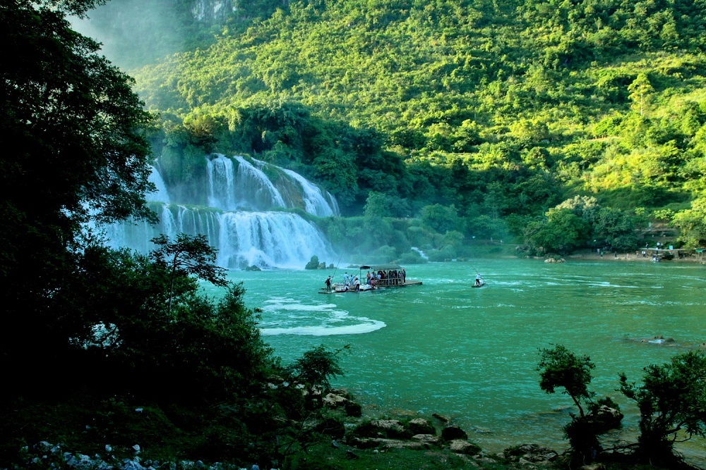 Hồ Ba Bể nằm trong Vườn Quốc gia Ba Bể, Bắc Kạn là điểm du lịch hấp dẫn du khách tham quan