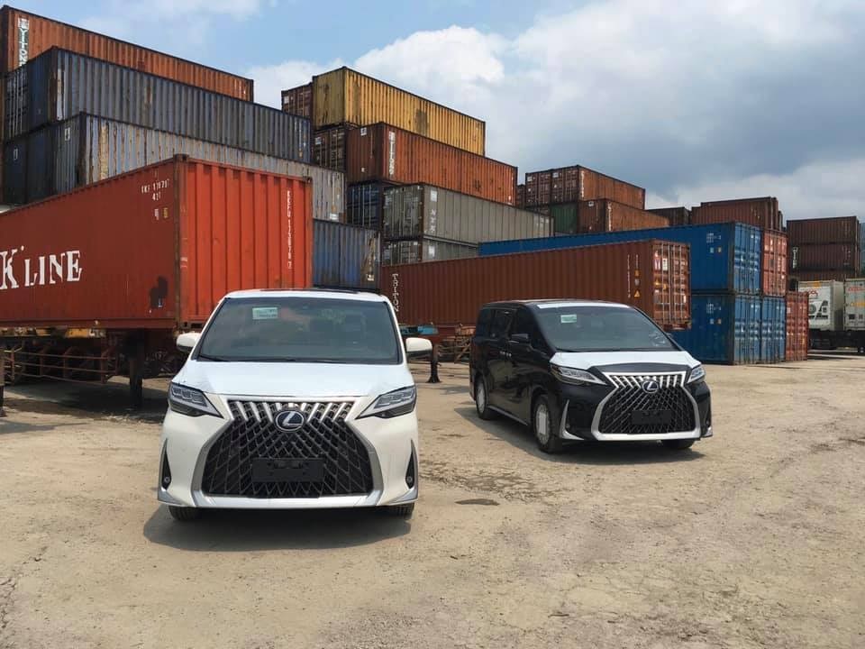 Bộ đ&ocirc;i Lexus LM 300h đầu ti&ecirc;n được khui c&ocirc;ng tại Việt Nam (Ảnh: Vũ Trọng)