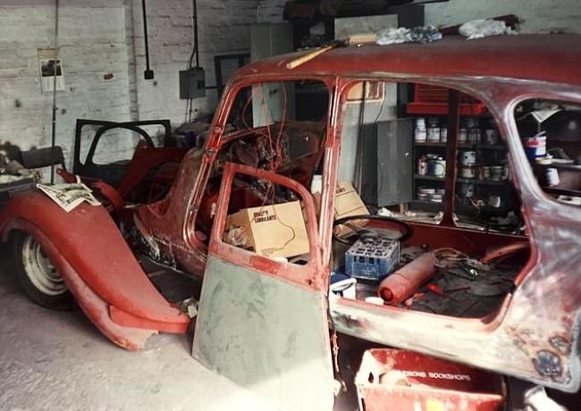 Ông ấy đưa nó về garage của mình và bắt đầu tiến hành phục chế