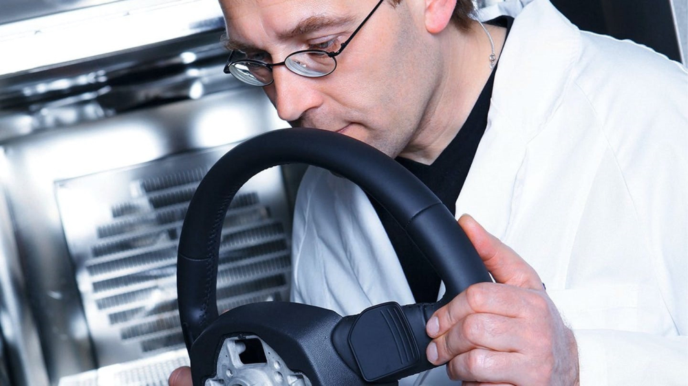 Hình ảnh một chuyên gia đánh giá mùi xe của Audi