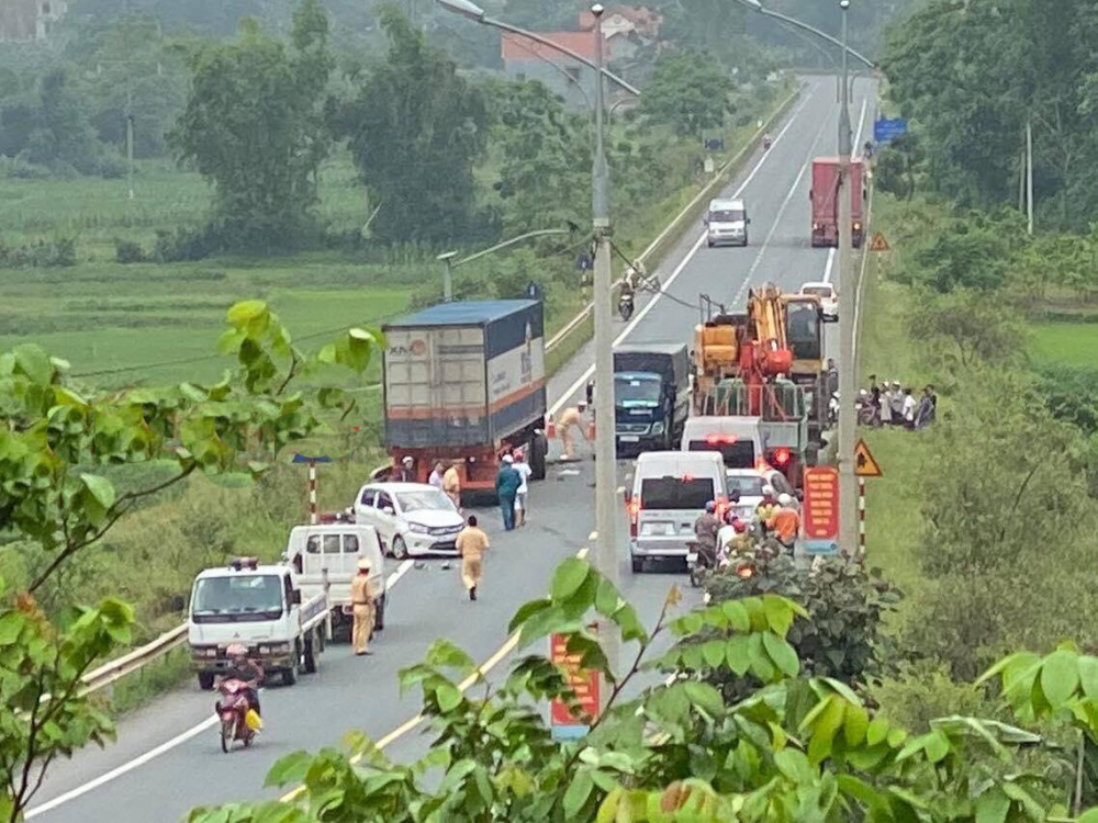 Vụ tai nạn đ&atilde; g&acirc;y &ugrave;n tắc giao th&ocirc;ng tr&ecirc;n quốc lộ 1A
