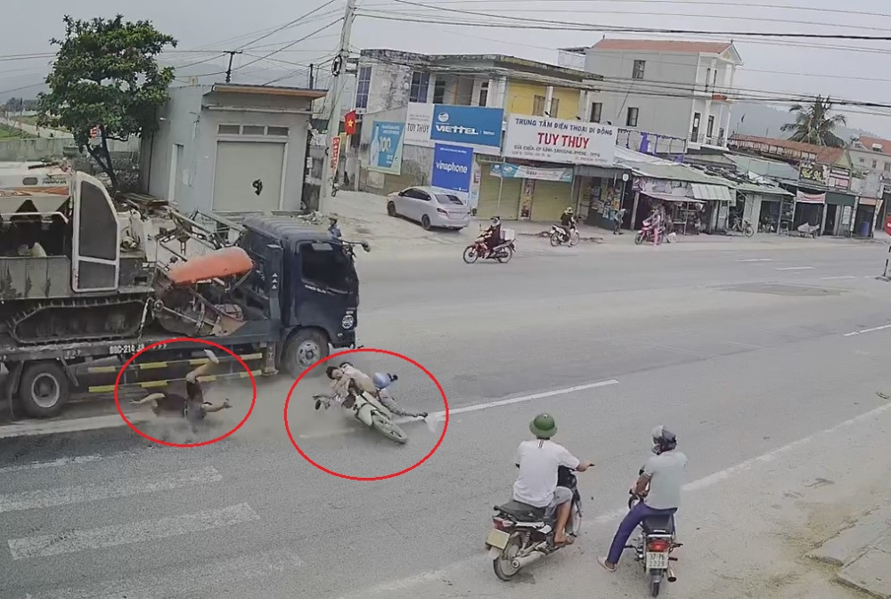 2 người đàn ông đi xe máy bị chiếc ô tô tải tông trúng