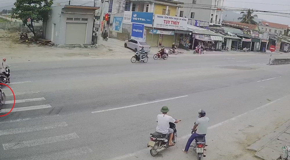 2 người đàn ông đi xe máy sang đường trước khi vụ tai nạn xảy ra