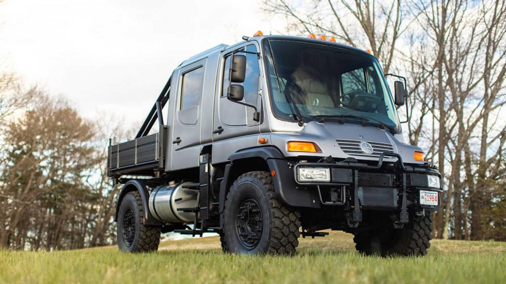Ph&iacute;a trước của chiếc Mercedes Unimog U500 2004