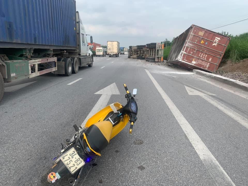 Chiếc xe container nằm đổ b&ecirc;n lề đường