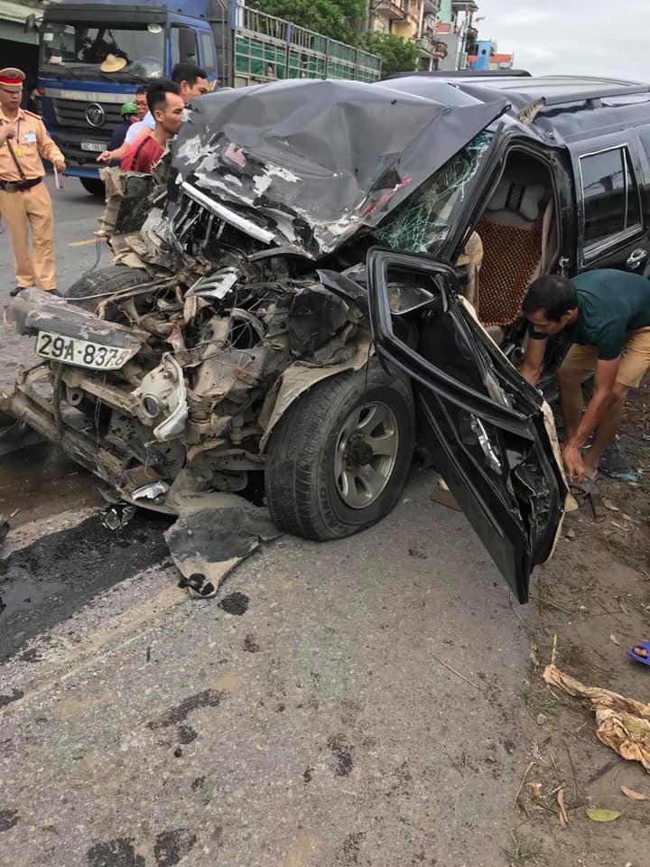Chiếc Toyota Land Cruiser Prado bị hư hỏng nặng sau tai nạn