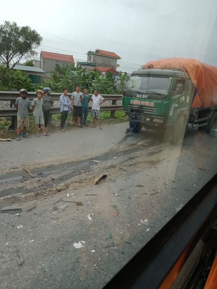 Chiếc &ocirc; t&ocirc; tải bị hư hỏng phần đầu xe