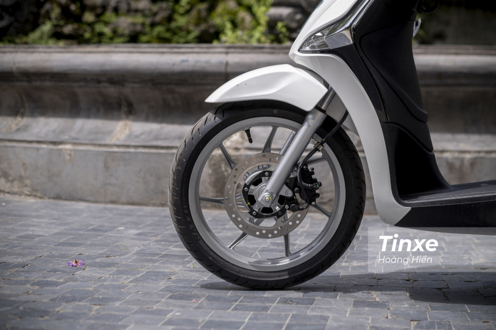 Bánh xe trước được trang bị phanh đĩa nhưng không có ABS nên các lái xe cần lưu ý khi sử dụng. Bánh xe trước được trang bị phanh đĩa nhưng không có ABS nên các lái xe cần lưu ý khi sử dụng.